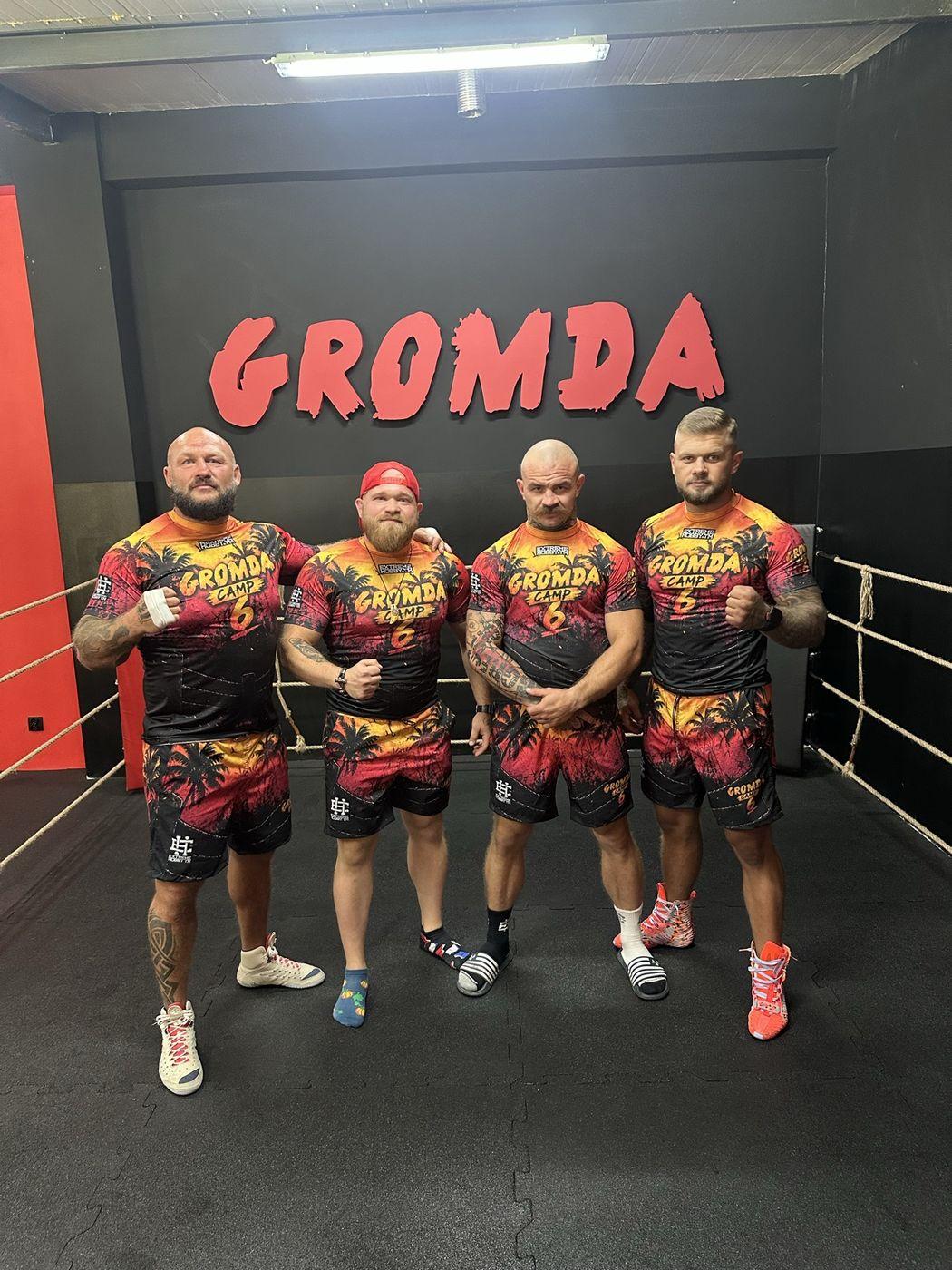 Drużyna w strojach Gromdy przy ringu